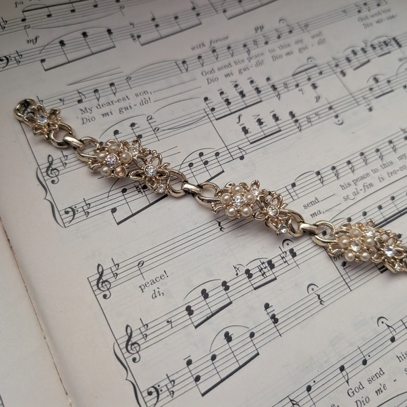 Vintage 50s Goldtone Floral Bracelet With Gemstones And Faux Pearls - Picture 2 of 13
